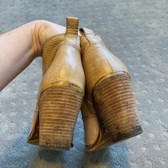 Lucky Brand Ehllen Ivory Distressed Leather Booties Size 8 - Picture 5 of 9